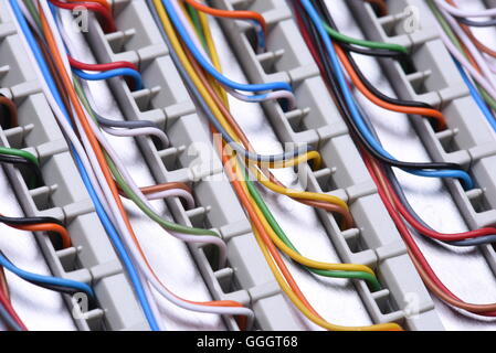 Telekommunikation-Hauptverteiler mit Kabeln, Nahaufnahme Stockfoto