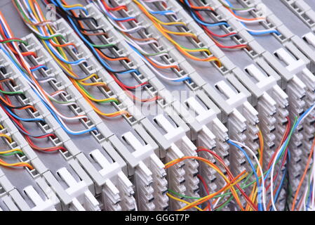 Telekommunikation-Hauptverteiler mit Kabeln, Nahaufnahme Stockfoto