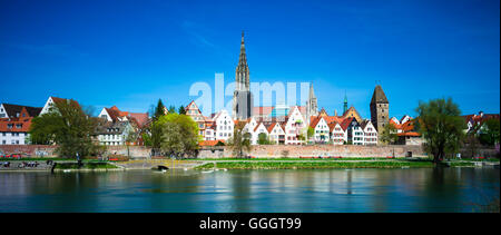 Geographie/Reisen, Deutschland, Baden-Wuerttemberg, Panorama über die Donau nach Ulm Ulmer Münster und Metzgerturm (city tower), Panorama, Freedom-Of - Panorama Stockfoto