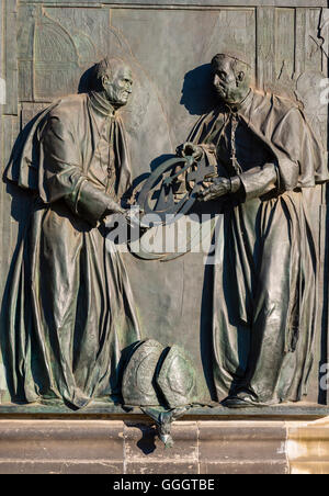 Geographie/Reisen, Deutschland, Nordrhein-Westfalen, Papst Johannes Paul II. von seinem Nachfolger Papst Benedikt XVI. das Kreuz des Weltjugendtags, bronze Relief von der Düsseldorfer Künstler Bert Gerresheim am Kölner Dom für die Speicherung der Weltjugendtag 2005, geheiligt durch Kardinal Joachim Meisner am 15. Mai 2009, Köln, Freedom-Of - Panorama Stockfoto