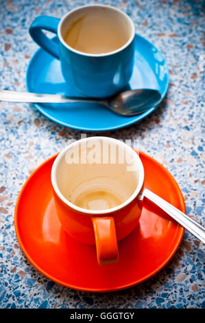 zwei leere Kaffeetassen direkt nach Beendigung zu trinken Stockfoto