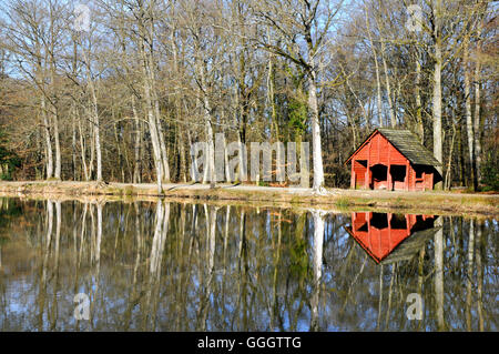 Teich von Sillé-le-Guillaume in Frankreich, Departement Sarthe, mit ein wenig rotes Haus reflektierenden im Wasser Stockfoto