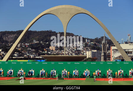 Wettbewerber abrufen ihre Pfeile die Männer individuelle Ranking-Runde im Sambodromo, Barra, Brasilien. Stockfoto