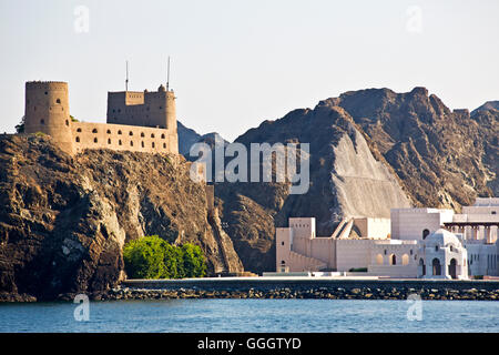 Geographie/Reisen, Oman, Sultanat Oman, Muscat, Küste bei Muskatnuss mit Blick auf Festung, Additional-Rights - Clearance-Info - Not-Available Stockfoto