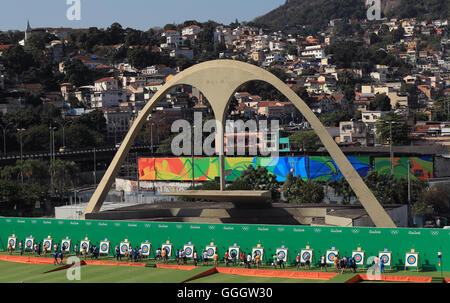 Wettbewerber abrufen ihre Pfeile die Männer individuelle Ranking-Runde im Sambodromo, Barra, Brasilien. Stockfoto