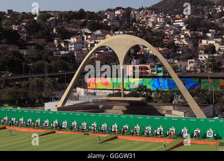 Wettbewerber abrufen ihre Pfeile die Männer individuelle Ranking-Runde im Sambodromo, Barra, Brasilien. PRESSEVERBAND Foto. Bild Datum: Freitag, 5. August 2016. Bildnachweis sollte lauten: Mike Egerton/PA Wire. Einschränkungen - nur zur redaktionellen Verwendung. Stockfoto