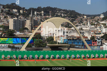 Wettbewerber abrufen ihre Pfeile die Männer individuelle Ranking-Runde im Sambodromo, Barra, Brasilien. Stockfoto