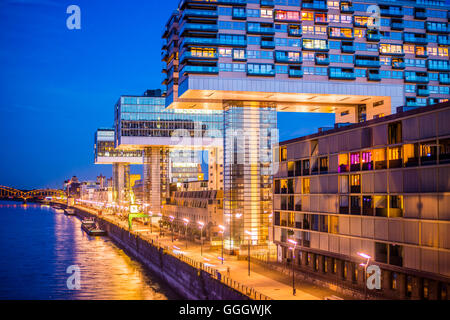 Geographie/Reisen, Deutschland, Nordrhein-Westfalen, Kran Häuser am Rhein, Dämmerung, Köln, Freedom-Of - Panorama Stockfoto