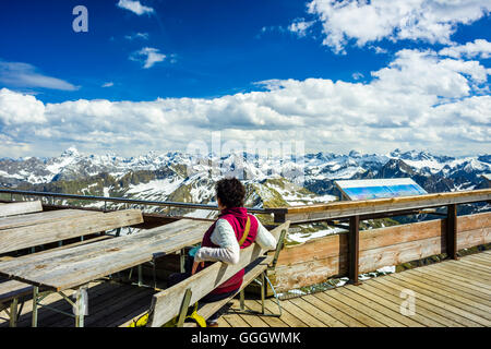 Geographie/Reisen, Deutschland, Bayern, Panorama vom Berg Bergstation Nebelhorn (Peak), 2224 m, Allgäuer Alpen, Freedom-Of-Panorama, Model-Released Stockfoto