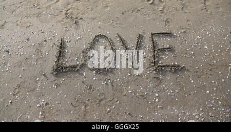 Große Liebe geschrieben am Strandsand Stockfoto