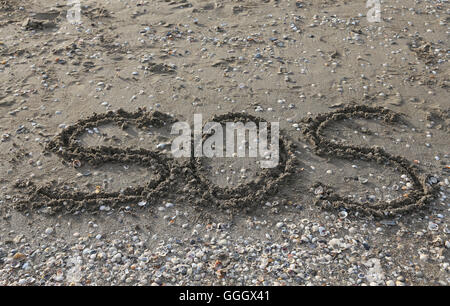 SOS groß geschrieben am Strand am Meer Stockfoto