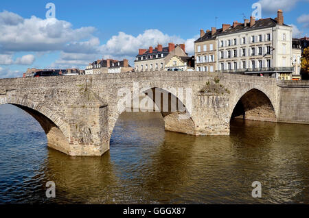 Die alte Brücke (Pont-Vieux in französischer Sprache) auf dem Fluss Mayenne in Laval, Gemeinde im Département Mayenne in Nordwest-Frankreich Stockfoto