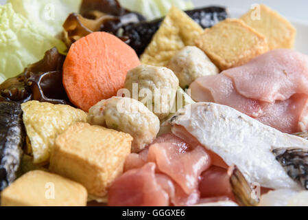 gemischte frische Fleisch Ball und Gemüse am Teller, Sukiyaki japanisches Essen Art, selektiven Fokus Stockfoto