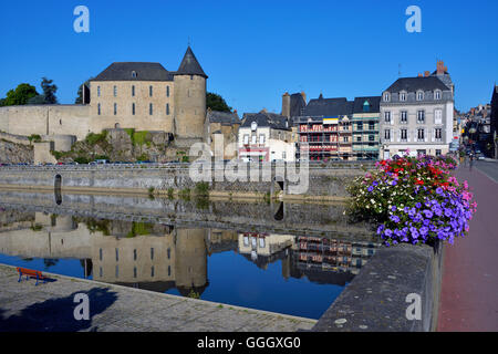 Burg und Fluss von Mayenne, Gemeinde im Département Mayenne in Nordwest-Frankreich Stockfoto