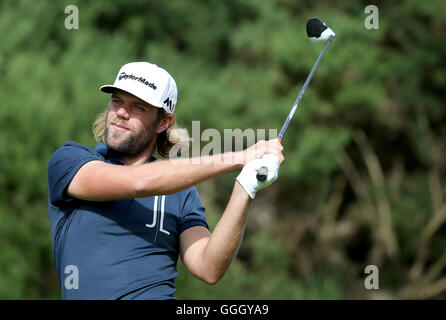 Schwedens Johan Carlsson am 7. Abschlag in Runde 3 am zweiten Tag von Paul Lawrie Match Play Archerfield links, East Lothian. Stockfoto