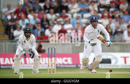 England-Schlagmann Alex Hales treibt den Ball von Pakistan Wicketkeeper Sarfraz Ahmed aus Bowling von Pakistans Yasir Shah tagsüber drei der 3. Investec Testspiel bei Edgbaston, Birmingham beobachtet. Stockfoto