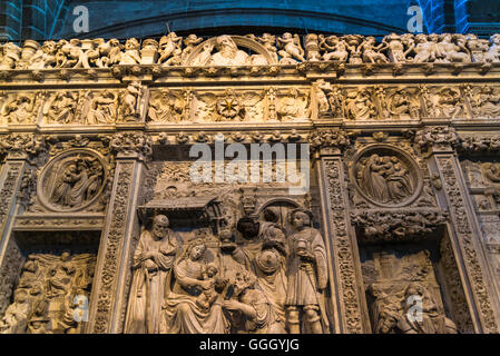 Lettner, Renaissance-Stil, verziert mit Reliefs, die Szenen der Heiligen, geschnitzt aus Kalkstein, Kathedrale von Avila, Av Stockfoto