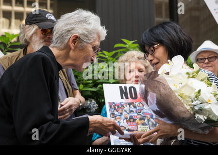 Schwester Gwen von Pax Christi (links) präsentiert deren Eltern überlebten die Atomexplosion in Nagasaki auf der Kundgebung spricht Miyako Taguchi (rechts) einen Brief. Eine Koalition der Anti-Kriegs-Advocacy-Gruppen organisiert durch das Manhattan-Projekt für eine Welt ohne Atomwaffen und Veterans for Peace (Kapitel 34-NYC) eine Kundgebung vor den Büros der Generalkonsul von Japan in New York Midtown Manhattan zum 71. Jahrestag der Atombombe Angriffe auf Hiroshima und Nagasaki (August 6 & 9, 1945). (Foto von Albin Lohr-Jones/Pacific Press) Stockfoto