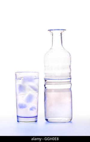 Kanne und Glas mit Eis Wasser Stockfoto