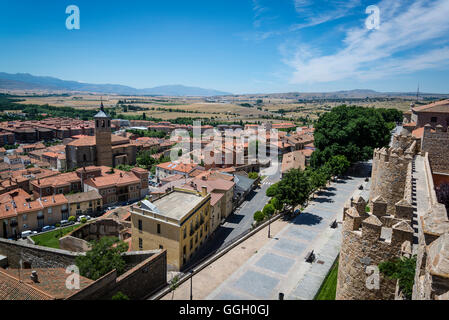 Blick auf die Stadt und die umliegende Landschaft von den mittelalterlichen Stadtmauern, Avila, Castilla y Leon, Spanien Stockfoto