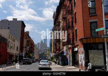 Abteilung Straße in Manhattans Chinatown Blick nach Süden und Westen in Richtung One World Trade Center. Stockfoto