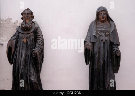 Alten Holzfiguren im Innenhof der St. Michaels Kirche oder St. Michael der Erzengel-Kirche eine ehemalige katholische Kirche jetzt die Heritage Museum der Kirche in der Altstadt von Vilnius in Litauen Stockfoto