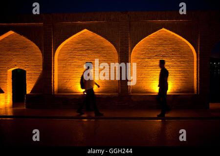 Die Menschen gehen durch die Si-o-She-Pol-Brücke in Isfahan, Iran. Jordi Boixareu © Stockfoto