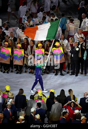 Irland Flagge Träger Paddy Barnes führt Irland während der Eröffnungsfeier im Maracana, Rio De Janeiro, Brasilien Rio Olympischen Spiele 2016. Stockfoto