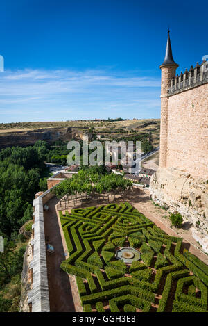 Topiary Garten von Alcazar mittelalterliche Burg, Segovia, Castilla y Leon, Spanien Stockfoto