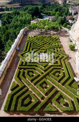 Topiary Garten von Alcazar mittelalterliche Burg, Segovia, Castilla y Leon, Spanien Stockfoto