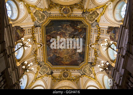 Große Treppe zeigen Fresken an der Decke von Corrado Giaquinto Religion geschützt durch Spanien, Königspalast, Madrid, Spanien Stockfoto