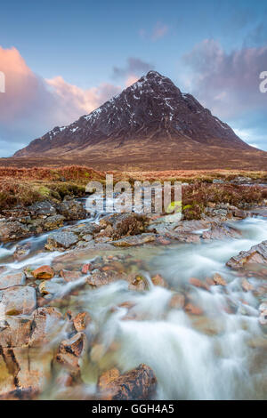 Buachaille Etive Mor und der Fluss Coupall an Glen Etive, Highlands, Schottland, Vereinigtes Königreich, Europa. Stockfoto