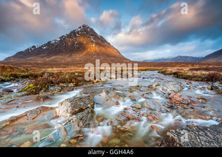 Buachaille Etive Mor und der Fluss Coupall an Glen Etive, Highlands, Schottland, Vereinigtes Königreich, Europa. Stockfoto