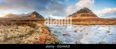 Buachaille Etive Mor und der Fluss Coupall an Glen Etive, Highlands, Schottland, Vereinigtes Königreich, Europa. Stockfoto