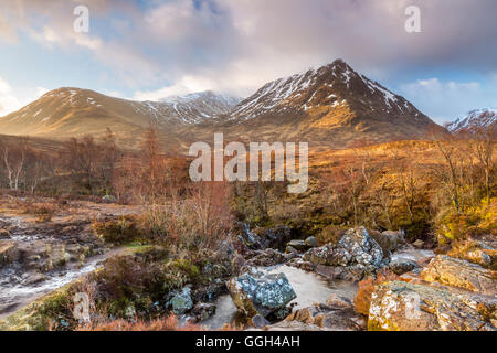 SRON Na Creise & Stob ein ' Ghlais Choire und Fluss Coupall bei Glen Etive, Highlands, Schottland, Vereinigtes Königreich, Europa. Stockfoto