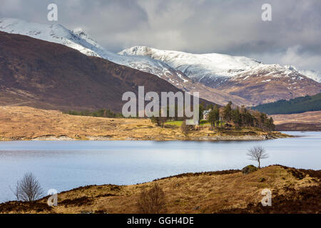 Loch Cluanie bei Glen Shiel, Highland, Schottland, Vereinigtes Königreich, Europa. Stockfoto