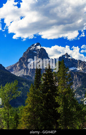 Dies ist eine vertikale Ansicht des Grand Teton Peak, dem höchsten Gipfel der Teton Range im Grand-Teton-Nationalpark, Wyoming, USA Stockfoto