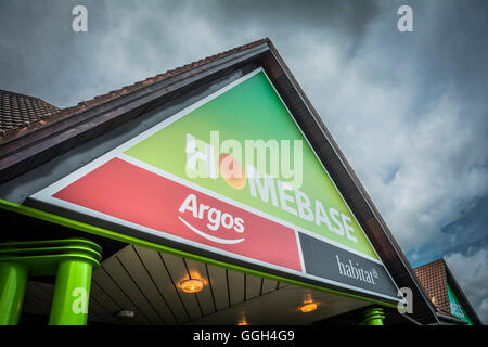 HomeBase und Argos Beschilderung auf einem Schaufenster in Sheen, Südwesten von London, Großbritannien Stockfoto