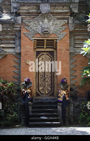 Tor des Ubud Palace, offiziell als Puri Saren Agung, Indonesien bekannt. Der Palast ist die offizielle Residenz der königlichen Familie Stockfoto