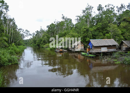 Riverside Dorf Sekonyer Fluss, Indonesien. Sekonyer ist ein Fluss im südlichen Borneo. Teil des Flusses durchquert das Tanjung Stockfoto