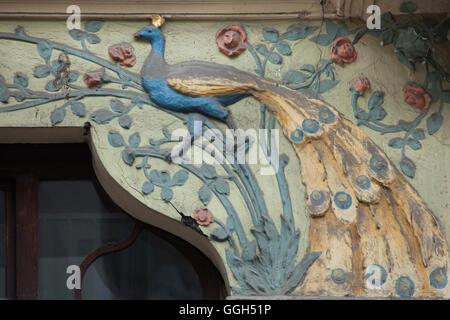 Pfau, dargestellt am Haus Novak in Prag, Tschechien. Das Haus am Novak (Dum U Novaku) entworfen von tschechischen Architekten Osvald Polivka 1902-1903 in Vodickova Straße für tschechische Unternehmer Jan Novak als erstes erbaut immer Kaufhaus in Prag. Stockfoto