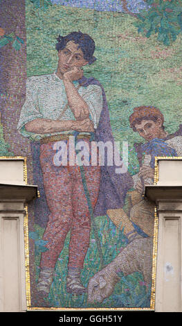 Junge Hirten Schafe. Detail des allegorischen Mosaiks personifiziert Textilindustrie und Handel nach dem Design von tschechischen symbolistischen Künstlers Jan Preisler am Haus Novak in Prag, Tschechien. Das Haus am Novak (Dum U Novaku) entworfen von tschechischen Architekten Osvald Polivka 1902-1903 in Vodickova Straße für tschechische Unternehmer Jan Novak als erstes erbaut immer Kaufhaus in Prag. Stockfoto