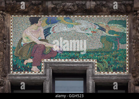 Allegorisches Mosaik nach dem Entwurf des tschechischen Symbolisten Jan Preisler (1909) am Gebäude der Zemská Bank in Prag, Tschechische Republik. Das zweite Gebäude der Provinzbank des Königreichs Böhmen (Zemská banka Království českého), das vom tschechischen Architekten Osvald Polívka entworfen wurde, wurde zwischen 1909 und 1911 in der Straße Na Příkopě errichtet. Das Mosaik wurde 1912 von der Tiroler Glasmalerei- und Mosaikanstalt in Innsbruck, Österreich, realisiert. Stockfoto