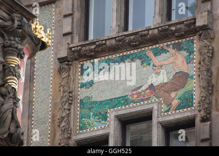 Allegorisches Mosaik nach dem Entwurf des tschechischen Symbolisten Jan Preisler (1909) am Gebäude der Zemská Bank in Prag, Tschechische Republik. Das zweite Gebäude der Provinzbank des Königreichs Böhmen (Zemská banka Království českého), das vom tschechischen Architekten Osvald Polívka entworfen wurde, wurde zwischen 1909 und 1911 in der Straße Na Příkopě errichtet. Das Mosaik wurde 1912 von der Tiroler Glasmalerei- und Mosaikanstalt in Innsbruck, Österreich, realisiert. Stockfoto