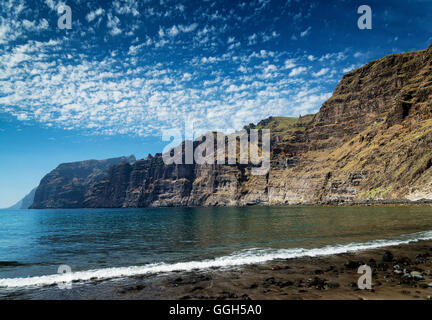 Los Gigantes Klippen Natur Wahrzeichen und vulkanischen schwarzen Sandstrand im Süden von Teneriffa Insel Spanien Stockfoto