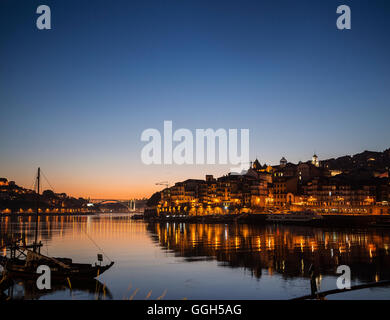 alten Stadtteil Ribeira Porto und Douro in Portugal in der Nacht am Fluss Stockfoto