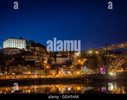 Porto am Flussufer Altstadt Ribeira und Wahrzeichen Brücke Blick in Portugal in der Nacht Stockfoto