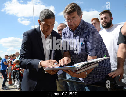 Brighton & Hove Albion Manager Chris Hughton trifft Fans, als er für den Himmel Bet Championship Match bei der iPro-Stadion, Derby ankommt. Stockfoto