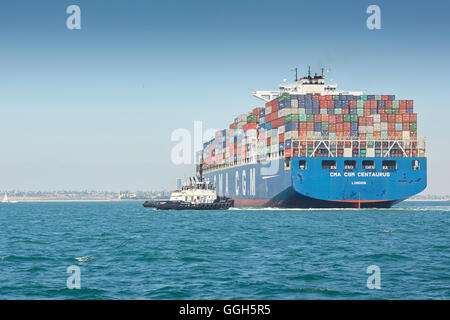 Das Giant CMA CGM Centaurus, New Panamax Container Ship wird in das Long Beach Container Terminal, Kalifornien, USA, manövriert. Stockfoto