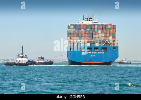 Das Giant CMA CGM Centaurus New Panamax Containerschiff wird in das Long Beach Container Terminal, Kalifornien, USA, manövriert. Stockfoto